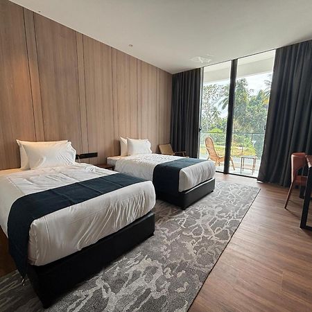 Roxy Beach Resort Sematan Dış mekan fotoğraf