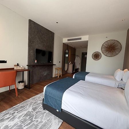 Roxy Beach Resort Sematan Dış mekan fotoğraf