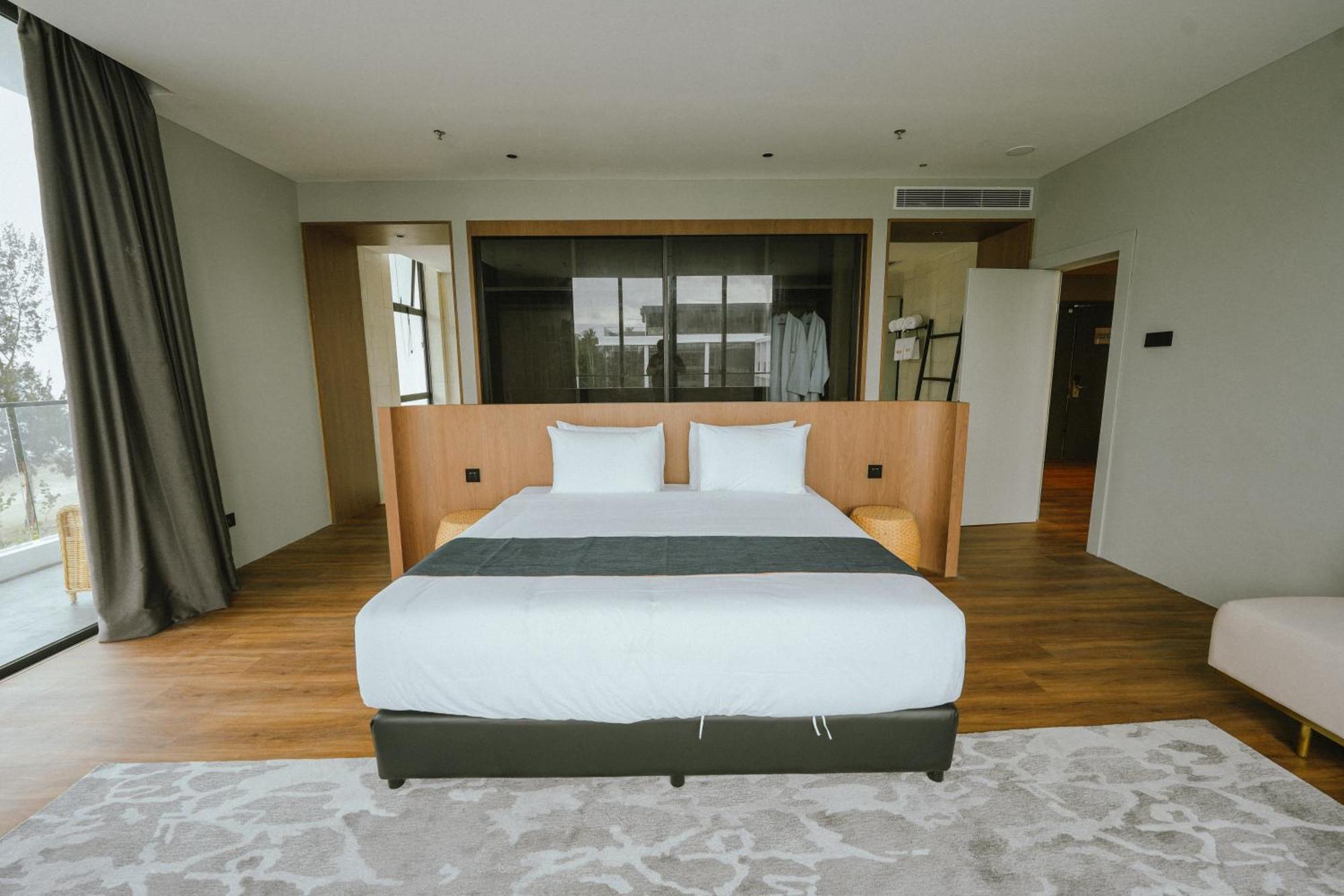 Roxy Beach Resort Sematan Dış mekan fotoğraf