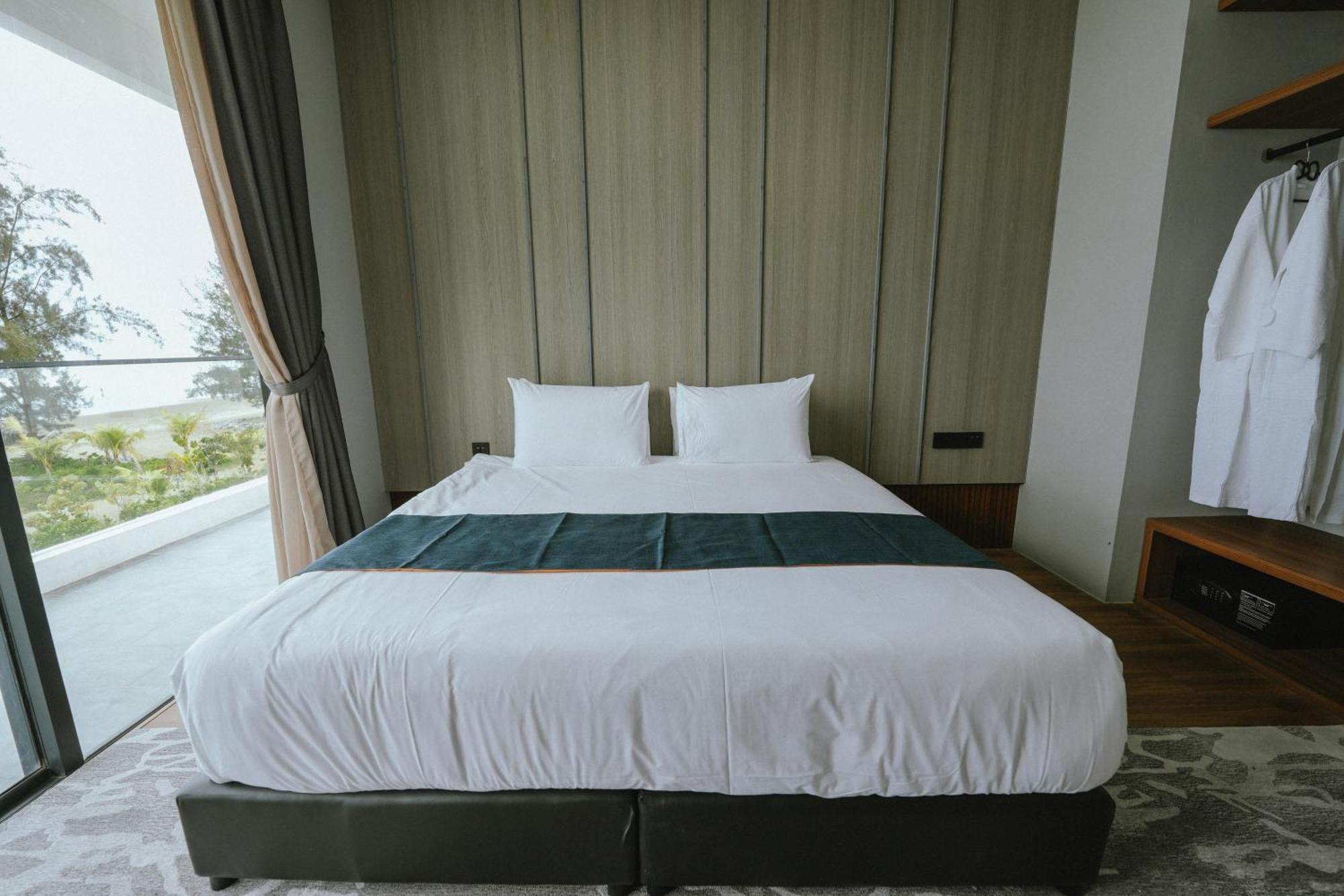 Roxy Beach Resort Sematan Dış mekan fotoğraf