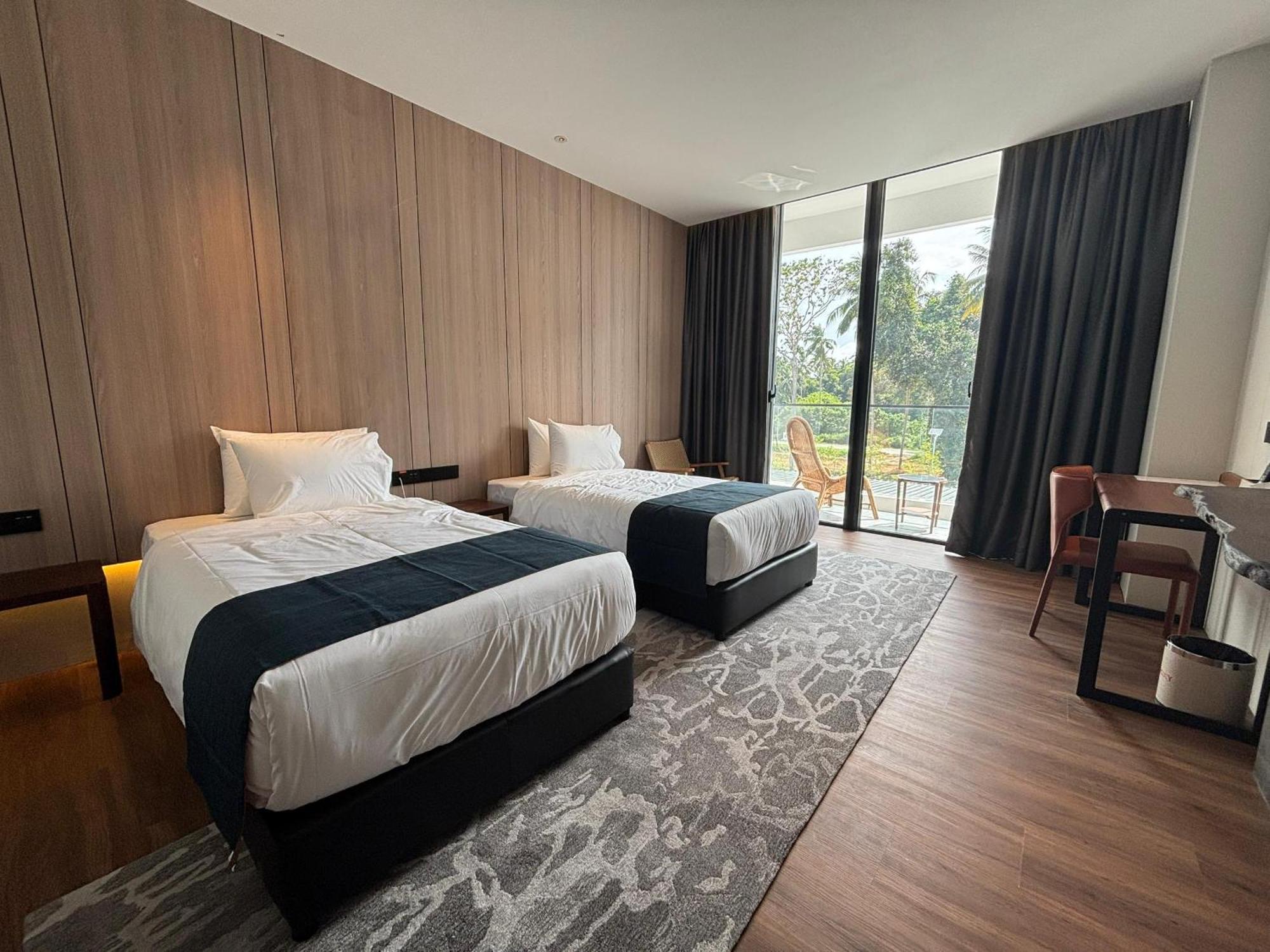 Roxy Beach Resort Sematan Dış mekan fotoğraf