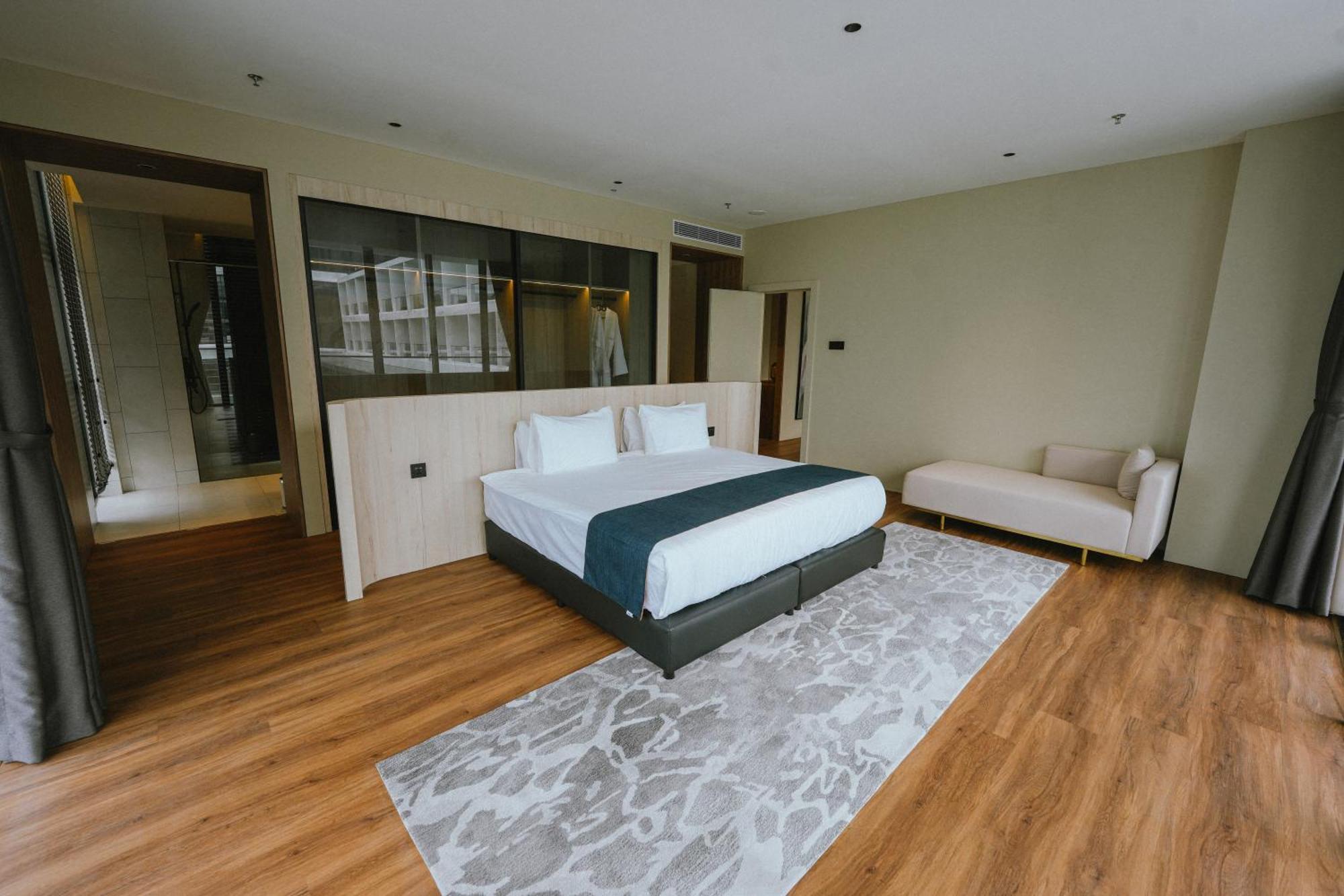 Roxy Beach Resort Sematan Dış mekan fotoğraf