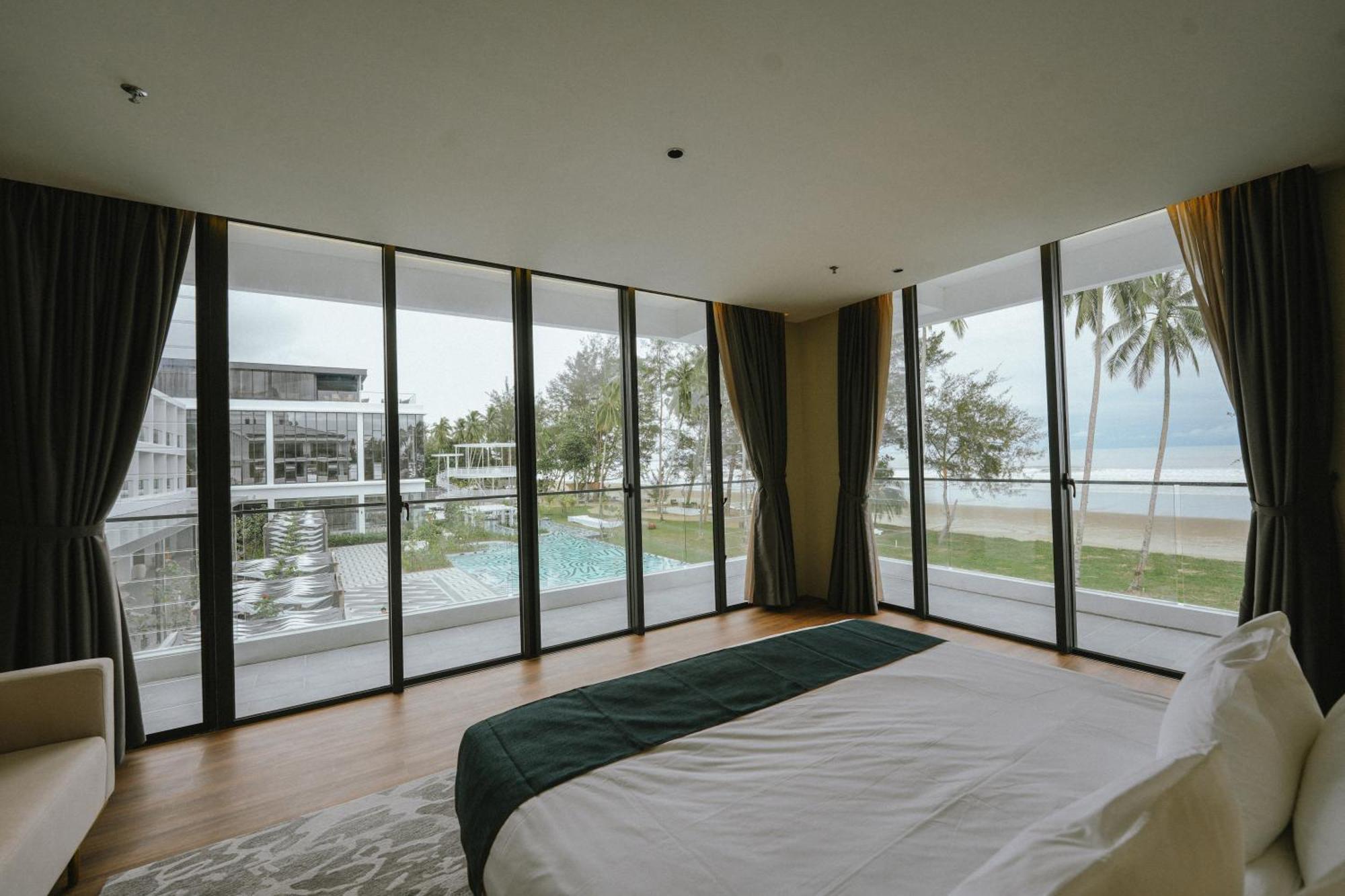 Roxy Beach Resort Sematan Dış mekan fotoğraf