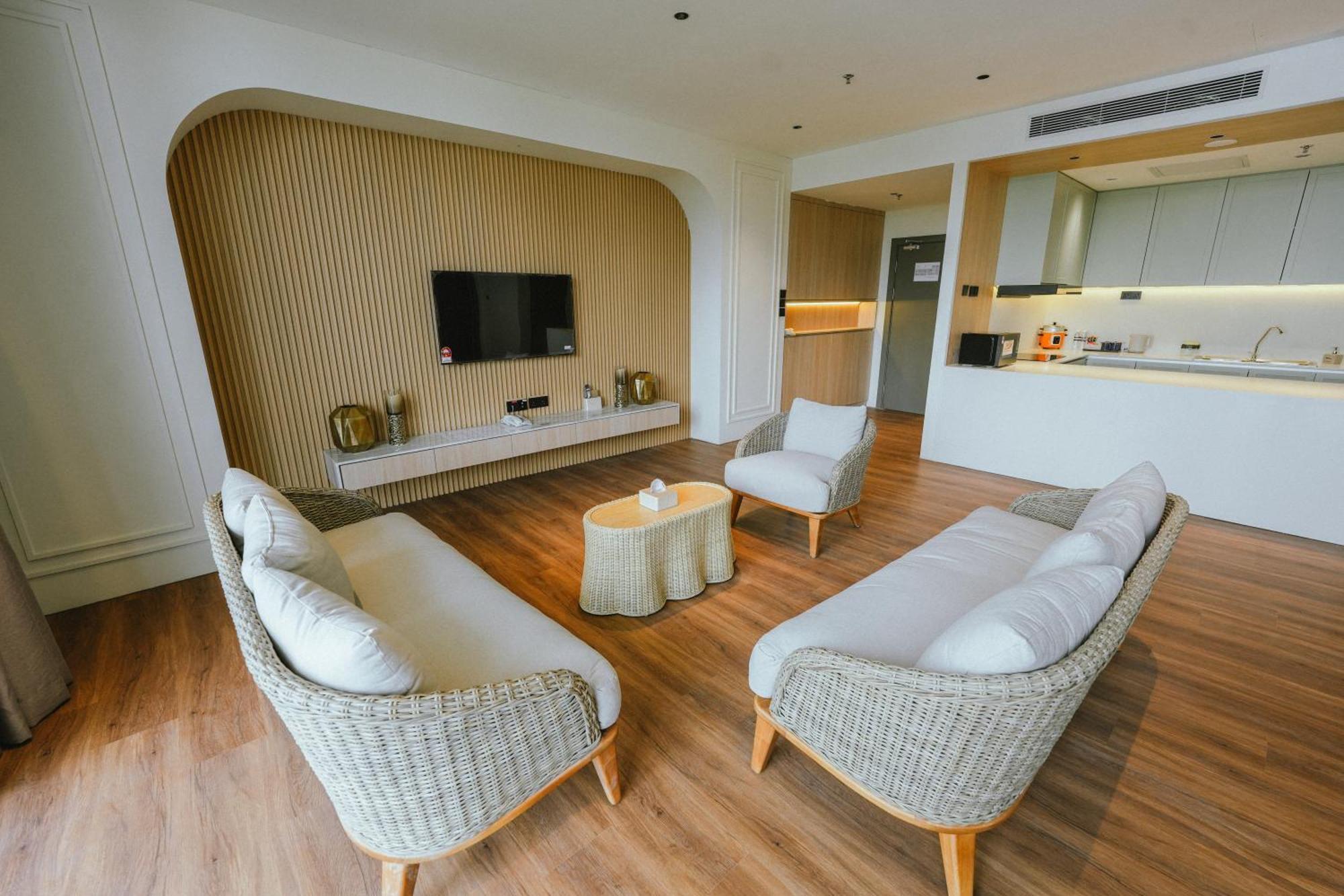 Roxy Beach Resort Sematan Dış mekan fotoğraf