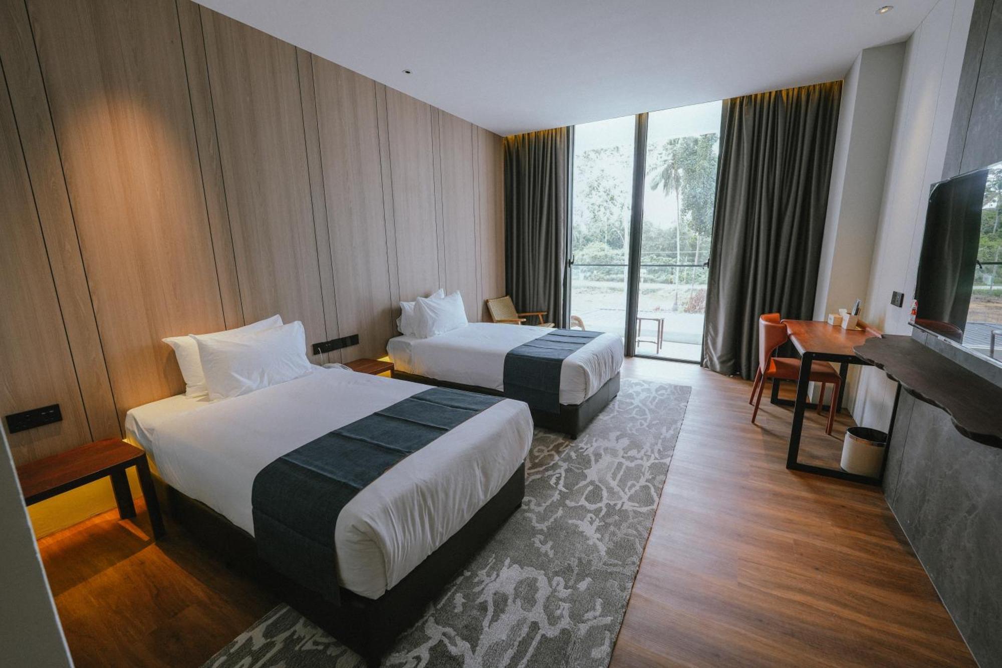 Roxy Beach Resort Sematan Dış mekan fotoğraf