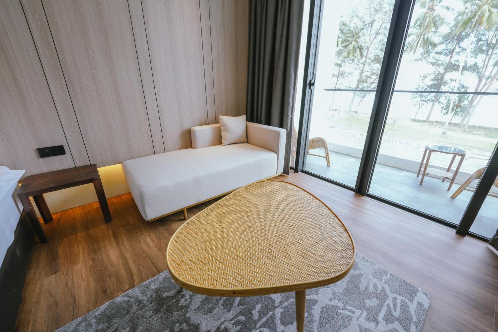 Roxy Beach Resort Sematan Dış mekan fotoğraf