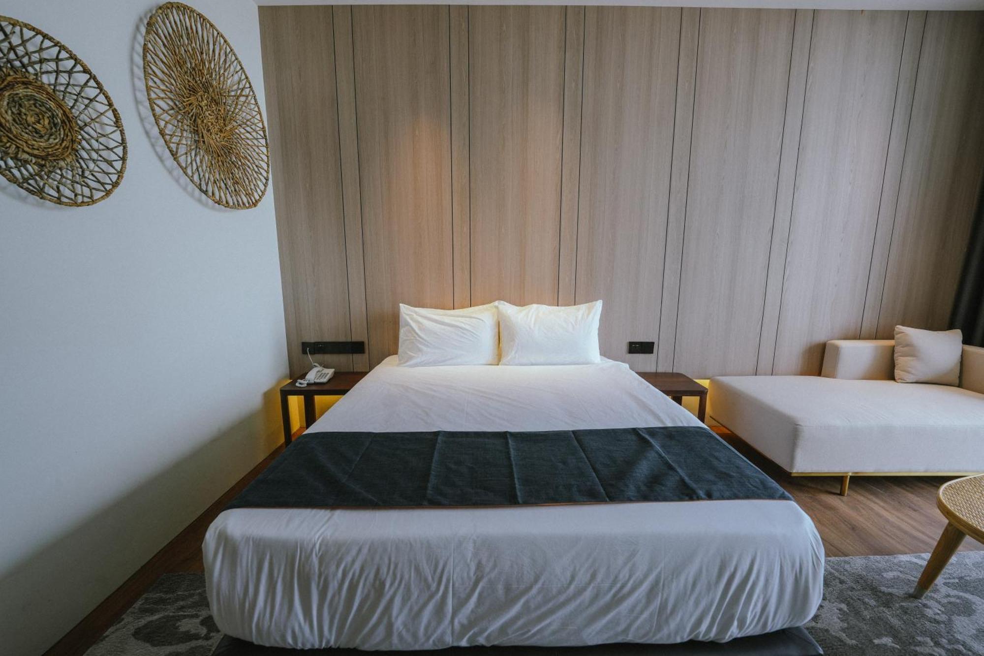 Roxy Beach Resort Sematan Dış mekan fotoğraf